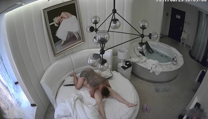 [酒店偷拍] 御姐把逼逼洗乾净了~原来再等刺青哥哥来舔逼逼~
